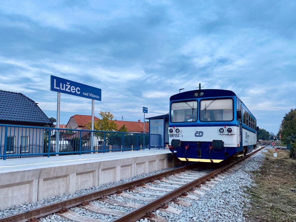 vlaky se vrac&iacute; do Lužce