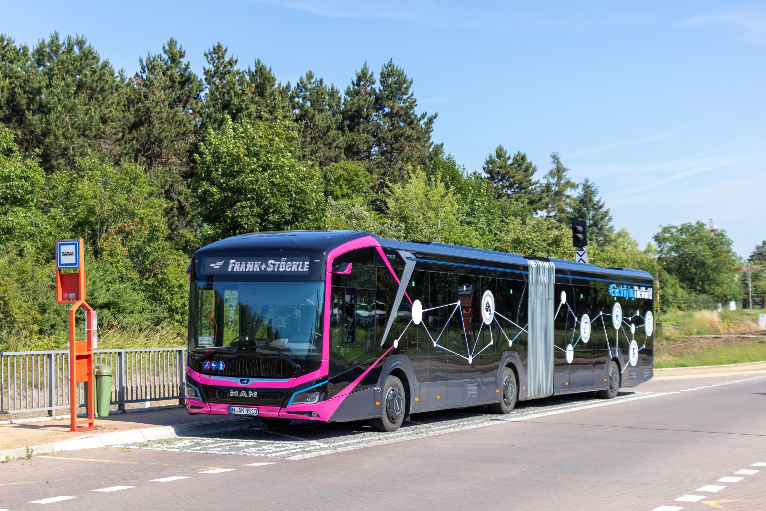 text - kloubový elektrobus MAN
